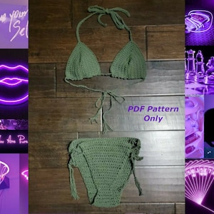 Pode incluir: Conjunto de biquíni de crochê verde-oliva. A parte de cima é estilo triângulo com laços no pescoço, e a parte de baixo tem laços laterais. O texto "PDF Pattern Only" é visível. O biquíni é exibido em uma superfície de madeira.