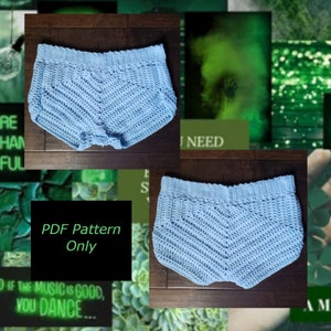 Può includere: Uno schema a uncinetto per un paio di pantaloncini di colore azzurro chiaro. Lo schema è disponibile per il download in PDF. Il testo "PDF Pattern Only" è scritto in nero su sfondo verde.