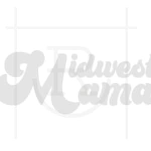 Puede incluir: Diseño gráfico blanco con el texto "Midwest Mama" en una fuente retro.