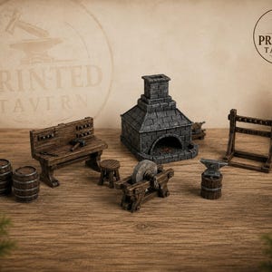 Può includere: Scena di taverna in miniatura con vari elementi. Include un banco da lavoro in legno, botti, una fucina, un'incudine, una mola e una lanterna. La scena è ambientata su una superficie di legno. Il testo "PRINTED TAVERN" è visibile.
