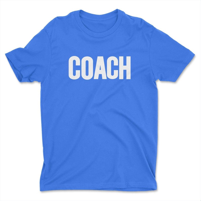 K&ouml;nnte beinhalten: Ein hellblaues T-Shirt mit dem Wort "COACH" in wei&szlig; auf der Vorderseite.