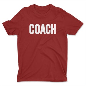 K&ouml;nnte beinhalten: Rotes T-Shirt mit kurzen &Auml;rmeln und dem Aufdruck "COACH" in Wei&szlig; auf der Vorderseite.