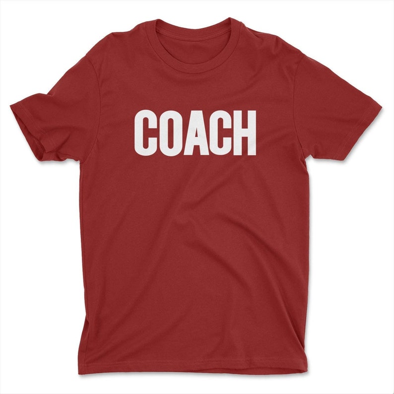 K&ouml;nnte beinhalten: Rotes T-Shirt mit kurzen &Auml;rmeln und dem Aufdruck "COACH" in Wei&szlig; auf der Vorderseite.