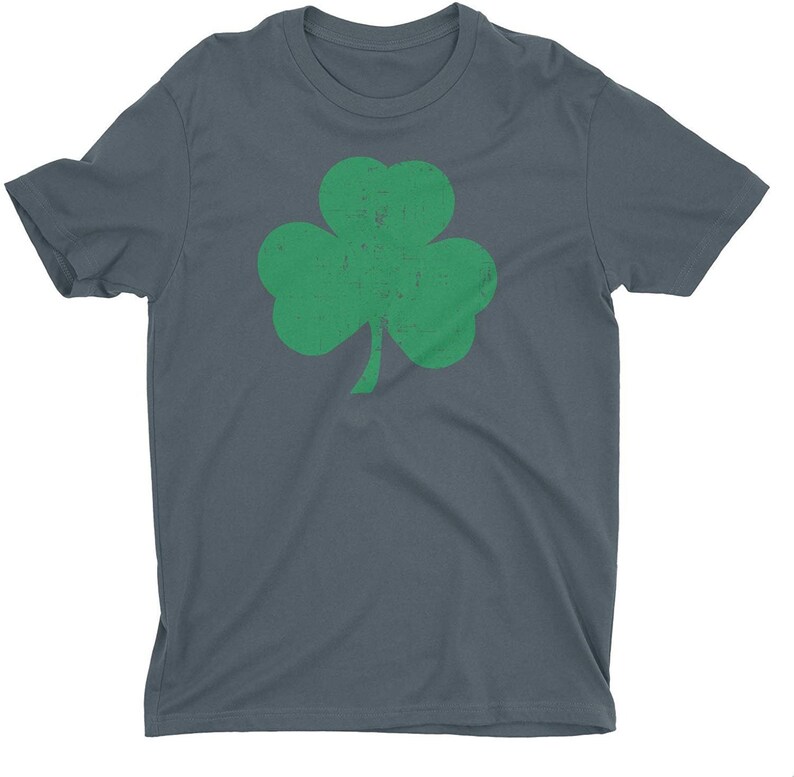 Pode incluir: Uma camiseta azul escura com um gr&aacute;fico de trevo verde. O trevo tem um visual desgastado e vintage.