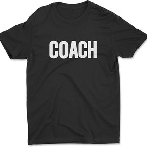 K&ouml;nnte beinhalten: Schwarzes T-Shirt mit wei&szlig;em Text "COACH".