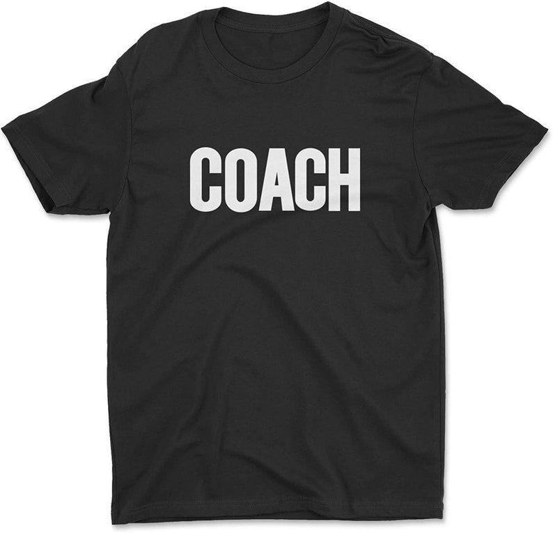 K&ouml;nnte beinhalten: Schwarzes T-Shirt mit wei&szlig;em Text "COACH".