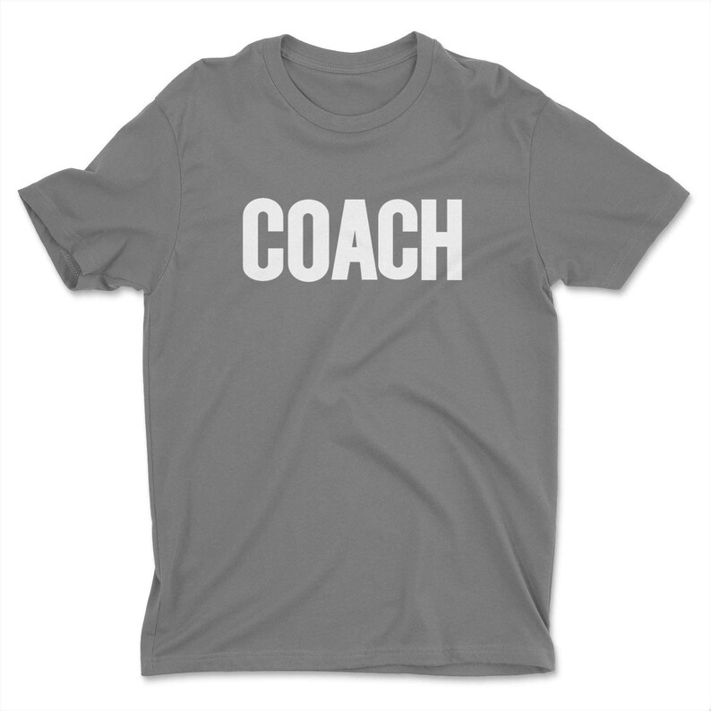 K&ouml;nnte beinhalten: Ein graues T-Shirt mit dem Wort "COACH" in wei&szlig; auf der Vorderseite.