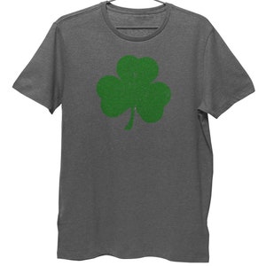 Pode incluir: Uma camiseta cinza mescla com um gr&aacute;fico de trevo verde.