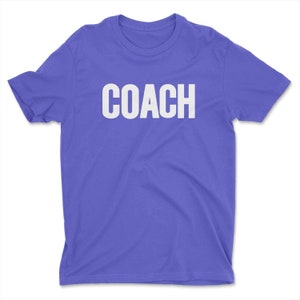 K&ouml;nnte beinhalten: Ein kurz&auml;rmliges T-Shirt in Lila mit dem Wort "COACH" in Wei&szlig; auf der Vorderseite.