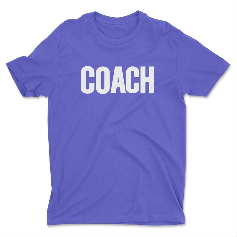 K&ouml;nnte beinhalten: Ein kurz&auml;rmliges T-Shirt in Lila mit dem Wort "COACH" in Wei&szlig; auf der Vorderseite.
