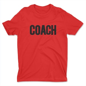 K&ouml;nnte beinhalten: Rotes T-Shirt mit kurzen &Auml;rmeln und dem Wort "COACH" in Schwarz auf der Vorderseite.