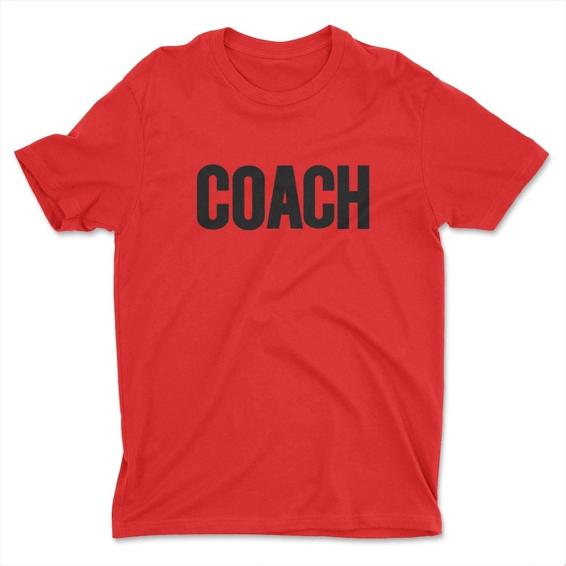 K&ouml;nnte beinhalten: Rotes T-Shirt mit kurzen &Auml;rmeln und dem Wort "COACH" in Schwarz auf der Vorderseite.