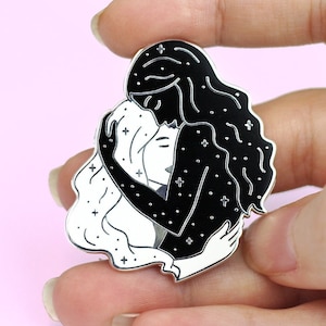 Harde emaille pin Sapphic My Universe Is You / Gay Pins / Girlfriends Pins / Space Pins / Couple Pins / LGBT Pins / Lesbian Pins / Gay Art