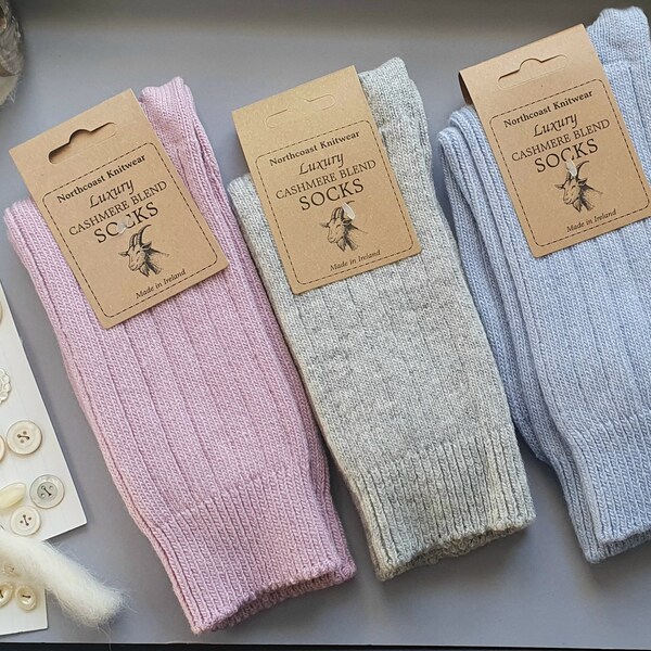 Luxuriöse Socken aus Kaschmirwolle. Hergestellt in Irland. Unisex-Walking-, Wander- und Haussocken. Größe EU 35–39/UK 4–7/US 4,5–8,5. Irisches Weihnachtsgeschenk