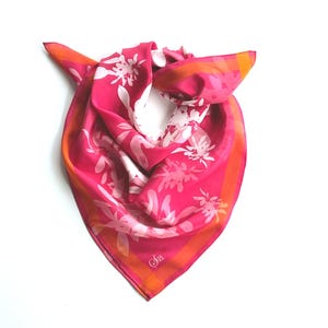 Violet rose - Foulard carré en soie magenta à motif floral