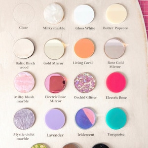 Peut inclure: Nuances de couleurs acryliques dans diff&eacute;rentes couleurs et finitions, notamment transparent, marbre laiteux, blanc brillant, ma&iuml;s souffl&eacute; au beurre, bois de bouleau de la Baltique, miroir dor&eacute;, corail vivant, miroir or rose, marbre blush laiteux, miroir rose &eacute;lectrique, paillettes d'orchid&eacute;e, rose &eacute;lectrique, marbre violet mystique, lavande, iris&eacute;, turquoise, paillettes de citron vert, miroir argent&eacute; et noir brillant.