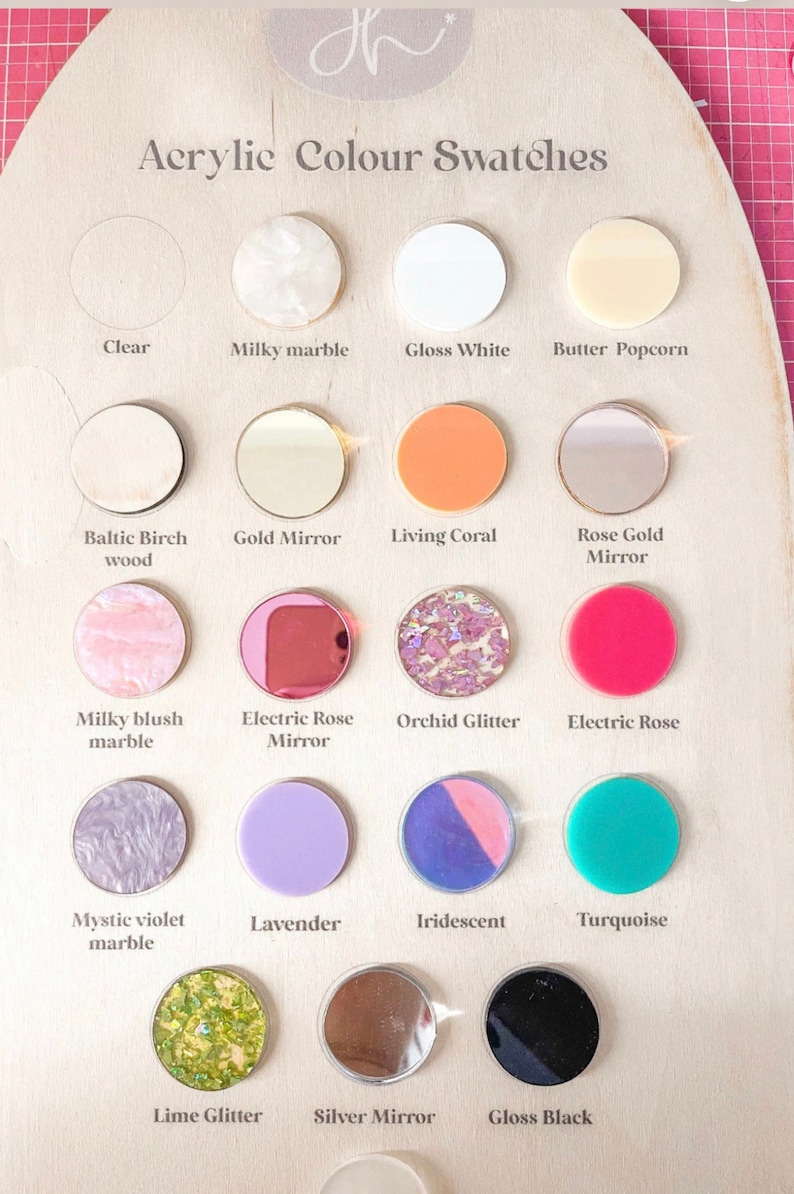 Peut inclure: Nuances de couleurs acryliques dans diff&eacute;rentes couleurs et finitions, notamment transparent, marbre laiteux, blanc brillant, ma&iuml;s souffl&eacute; au beurre, bois de bouleau de la Baltique, miroir dor&eacute;, corail vivant, miroir or rose, marbre blush laiteux, miroir rose &eacute;lectrique, paillettes d'orchid&eacute;e, rose &eacute;lectrique, marbre violet mystique, lavande, iris&eacute;, turquoise, paillettes de citron vert, miroir argent&eacute; et noir brillant.
