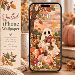Peut inclure: Un smartphone affichant un fond d'écran numérique au style matelassé représentant une scène d'automne avec un fantôme tenant un bouquet de fleurs, des citrouilles et des feuilles. Le texte à gauche indique Quilted iPhone Wallpaper, Instant Download, High Resolution.