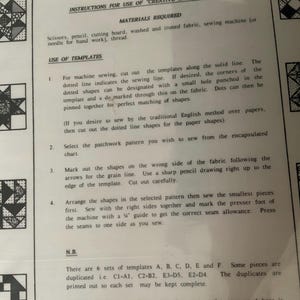 以下が含まれることがあります： INSTRUCTIONS FOR USE OF CREATIVE GRIDS TEMPLATESというタイトルの白い説明書。必要な材料と4つの縫製手順が黒い文字で記載されており、AからFまでの6つのテンプレートセットに関する注記も含まれています。