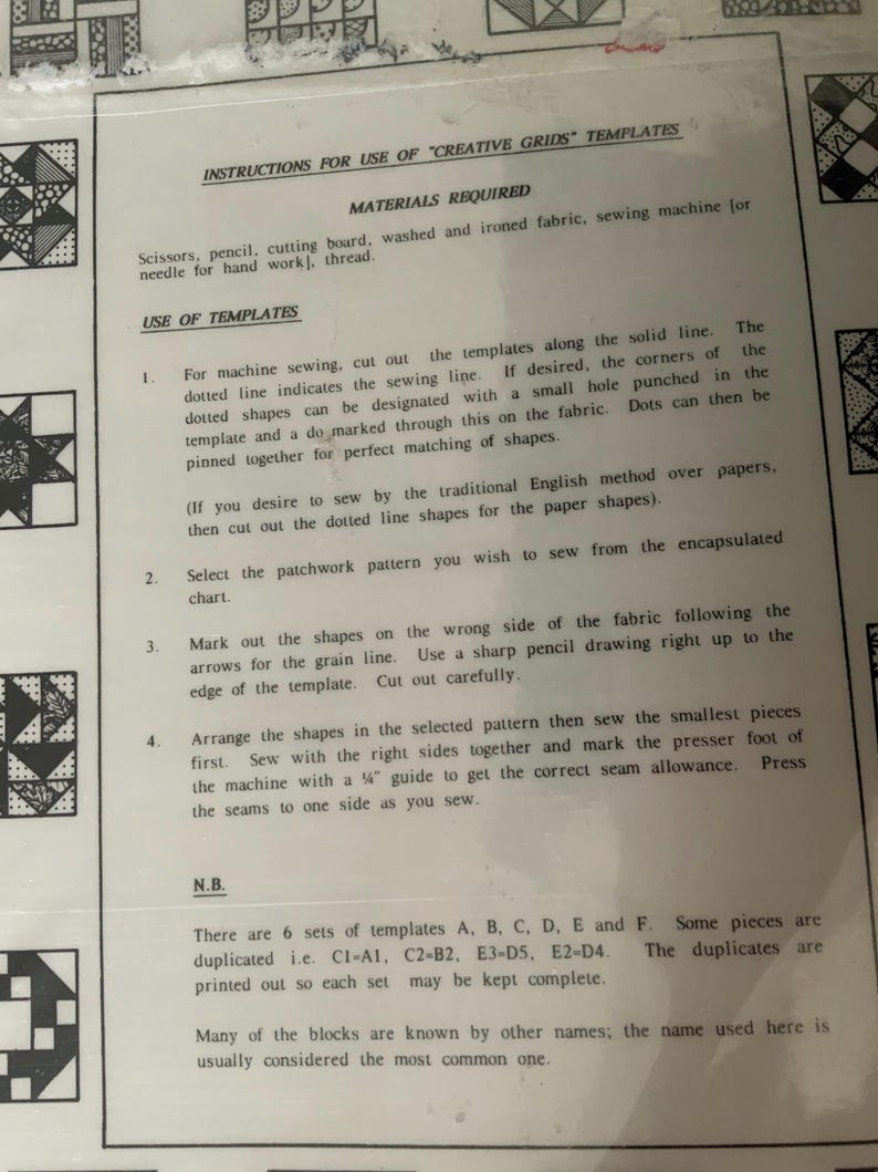 以下が含まれることがあります： INSTRUCTIONS FOR USE OF CREATIVE GRIDS TEMPLATESというタイトルの白い説明書。必要な材料と4つの縫製手順が黒い文字で記載されており、AからFまでの6つのテンプレートセットに関する注記も含まれています。