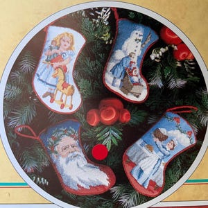 Julkorsstygnsdiagram, Aida och bakstycke för att göra en av fyra mini-strumpdekorationer. Storlek 13,5 x 20,5 cm. Vintage.