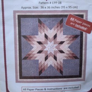 Puede incluir: Un patrón de papel para un edredón con un diseño de estrella, de aproximadamente 95 x 95 cm. La estrella está compuesta por segmentos rosas, marrones y blancos. El texto "All Paper pieces are included!" es visible.