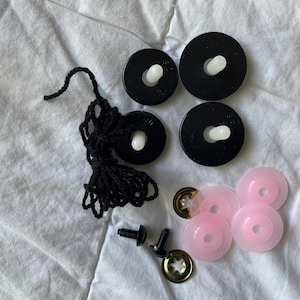 Bear making hardware, vintage. 3 different sizes. Joints, eyes and thread for noses. Plastic.