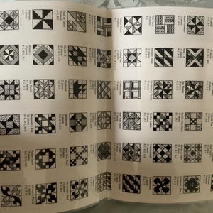 以下が含まれることがあります： 「48 TEMPLATE PATTERNS FOR TRADITIONAL BLOCKS」と題された本のページ。白黒の幾何学的なキルトブロックデザインのグリッドが表示されています。各正方形には、パターン名、ピース数、組み立て用の文字コード化されたテンプレート参照が含まれています。