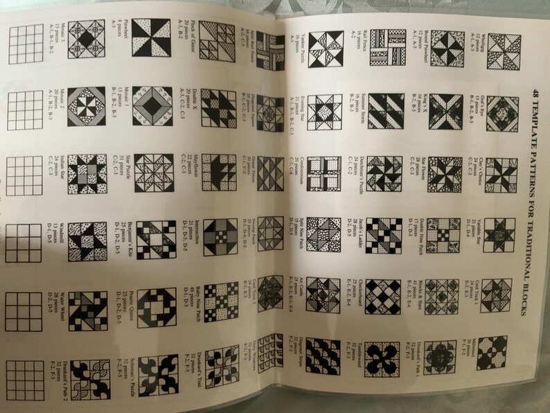 以下が含まれることがあります： 「48 TEMPLATE PATTERNS FOR TRADITIONAL BLOCKS」と題された本のページ。白黒の幾何学的なキルトブロックデザインのグリッドが表示されています。各正方形には、パターン名、ピース数、組み立て用の文字コード化されたテンプレート参照が含まれています。