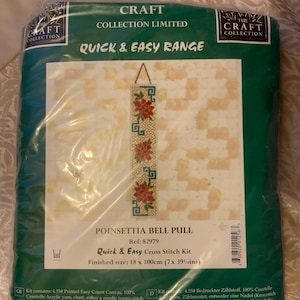 Könnte beinhalten: Ein Kreuzstich-Set für einen Poinsettia Bell Pull. Das Set enthält bedruckte Zählstoff, Acrylgarn und eine Vorlage. Die fertige Größe beträgt 18 x 100 cm. Die Verpackung ist grün mit dem Text "CRAFT COLLECTION LIMITED" und "QUICK & EASY RANGE".
