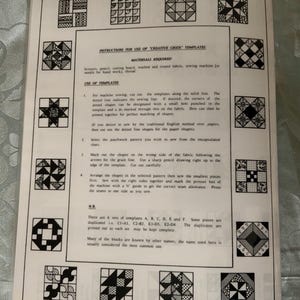 以下が含まれることがあります： INSTRUCTIONS FOR USE OF CREATIVE GRIDS TEMPLATESというタイトルの白い説明書。黒いテキストと、12種類の白黒の幾何学的なキルトブロックパターンの枠で構成されています。この文書には必要な材料と手順が記載されています。