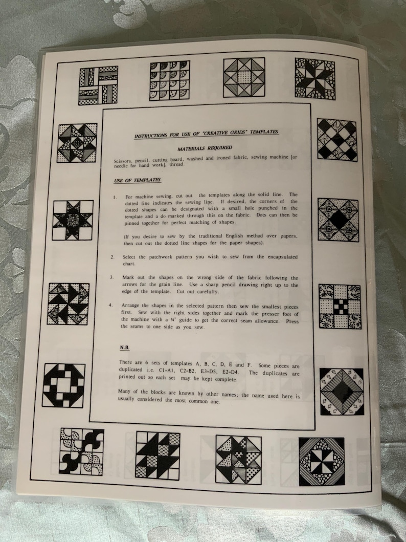 以下が含まれることがあります： INSTRUCTIONS FOR USE OF CREATIVE GRIDS TEMPLATESというタイトルの白い説明書。黒いテキストと、12種類の白黒の幾何学的なキルトブロックパターンの枠で構成されています。この文書には必要な材料と手順が記載されています。