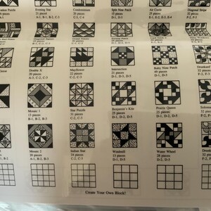 以下が含まれることがあります： 白地に黒の幾何学的なキルトブロックパターンが並ぶリファレンスシート。各正方形には名称、ピース数、座標ラベルが記載されています。最下段には、独自のブロックを作成するための空のグリッドが配置されています。