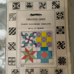 Può includere: Un set di modelli per patchwork in plastica Creative Grids per blocchi da 48 per 12 pollici. La confezione presenta un logo a forma di volpe, testo e una griglia di motivi per blocchi di trapuntatura in bianco e nero attorno a un'illustrazione.