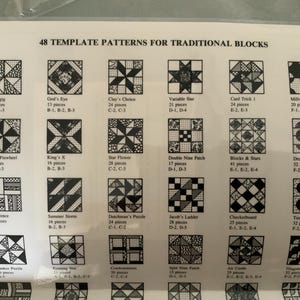 以下が含まれることがあります： 48 TEMPLATE PATTERNS FOR TRADITIONAL BLOCKSというタイトルの白い説明シート。白黒のキルトブロックパターンのグリッドが並んでいます。各正方形には、名前、ピース数、および対応するテンプレートのコードが記載されています。