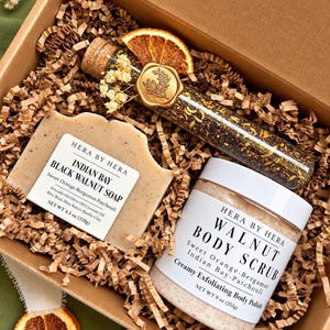 Puede incluir: Una caja de regalo que contiene una pastilla de jabón Indian Bay Black Walnut de 128g, un tarro de exfoliante corporal Walnut de 255g y un tubo de ensayo de vidrio con plantas secas, decorado con una rodaja de naranja seca y un sello de cera dorado.