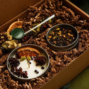 Set de regalo con olla de cocción lenta, vela y té de hojas sueltas con mezcla de especias.