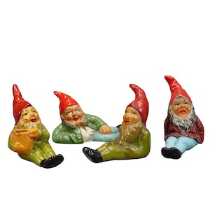 Kavel van vier kleine terracotta tuinkabouters, ca. jaren 1950