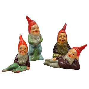 Kavel van vier kleine terracotta tuinkabouters, ca. jaren 1950