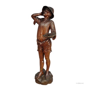 Statue Antique En Bois Sculpté d'un Jeune Pêcheur image 1