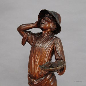 Statue Antique En Bois Sculpté d'un Jeune Pêcheur image 2