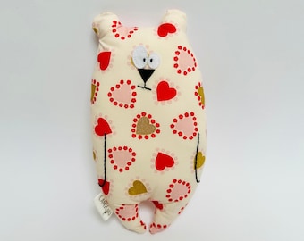 Aanpasbare "Jean-Jacques" beer dekbed / lichtroze stof met rode en gouden hartpatronen / geboortecadeau / voornaam zacht speelgoed