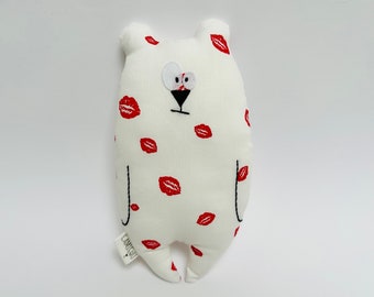 Aanpasbaar berendekbed "Jean-Jacques", witte stof met rode "kus"-patronen, geboortecadeau, zacht speelgoed met voornaam