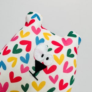 Doudou ours Jean-Jacques personnalisable / Tissu blanc motifs coeurs multicolores / Cadeau de naissance / peluche prénom image 2
