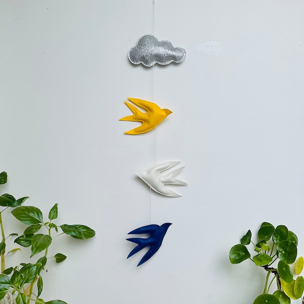 Guirlande décorative nuage et hirondelles argent, jaune et bleue