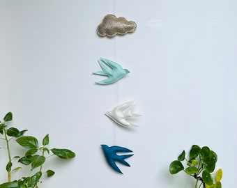 Guirlande décorative nuage et hirondelles or, blanche et bleue