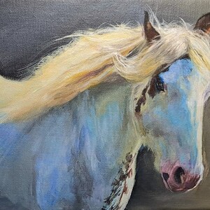 Pu&ograve; includere: Un dipinto di un cavallo bianco con un mantello blu e marrone. Il cavallo ha una lunga criniera e una lunga coda fluenti. Lo sfondo &egrave; marrone scuro.