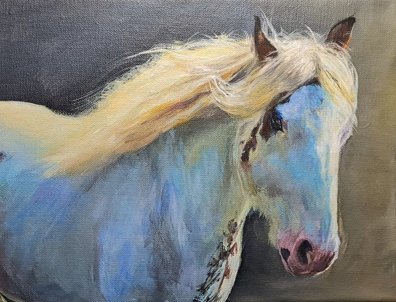 Pu&ograve; includere: Un dipinto di un cavallo bianco con un mantello blu e marrone. Il cavallo ha una lunga criniera e una lunga coda fluenti. Lo sfondo &egrave; marrone scuro.