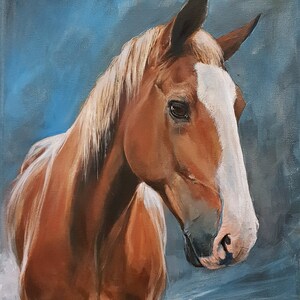 Pu&ograve; includere: Un dipinto di un cavallo marrone con una stella bianca sul muso. Il cavallo guarda a sinistra e ha un'espressione dolce e gentile. Lo sfondo &egrave; di colore blu-grigio.