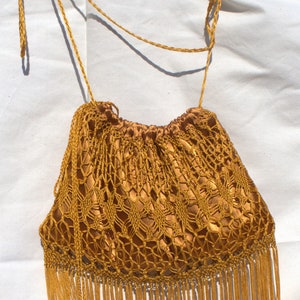 Handmade Complemento ideal para todos los días. Cómodo de llevar. Hecho de Cuquillo Dorado.Medidas:28x18cm(11,4"x7").Flecos 9cm(3,5")